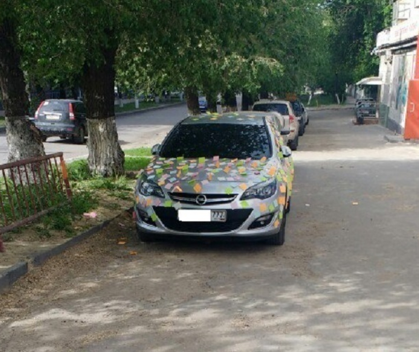 Иномарку с московскими номерами обклеили разноцветными стикерами в Волгограде