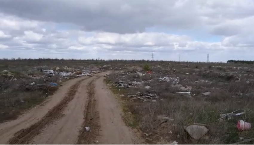 «Мусор там лежит годами»: свалку около памятника военной истории на видео показала волгоградка