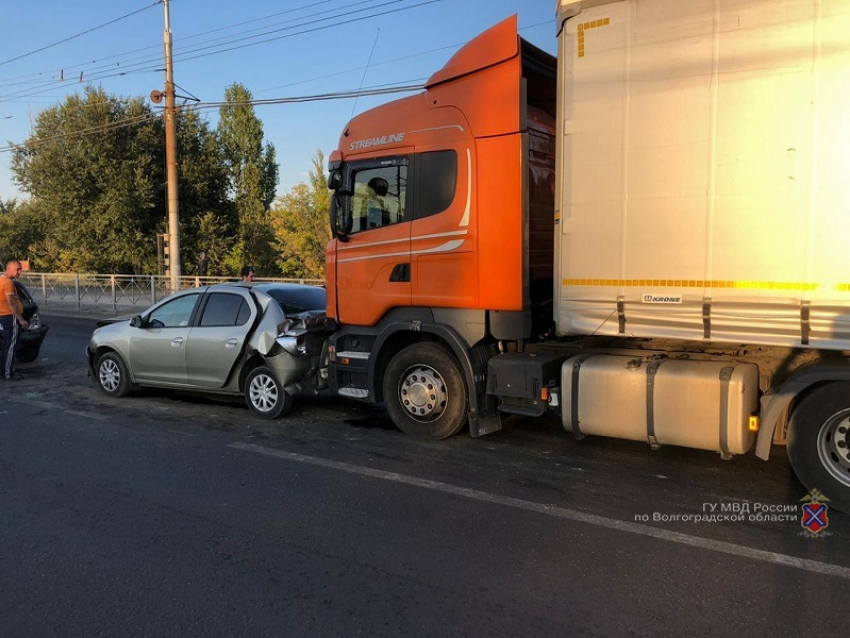 Пять легковушек и грузовик столкнулись в Волгограде: четыре человека в больнице