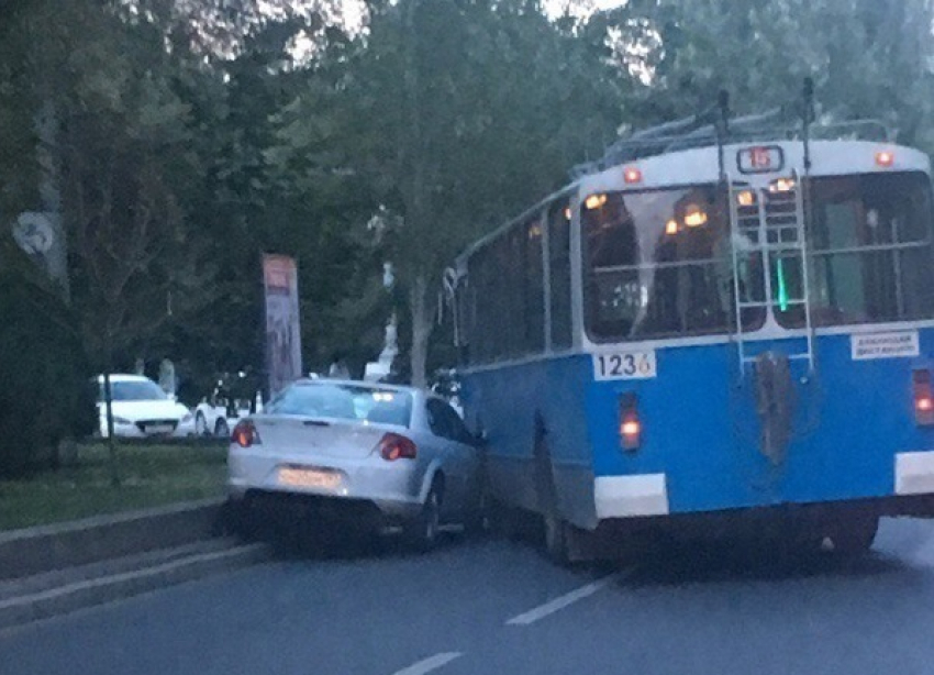 Троллейбус протаранил «Волгу» в центре Волгограда
