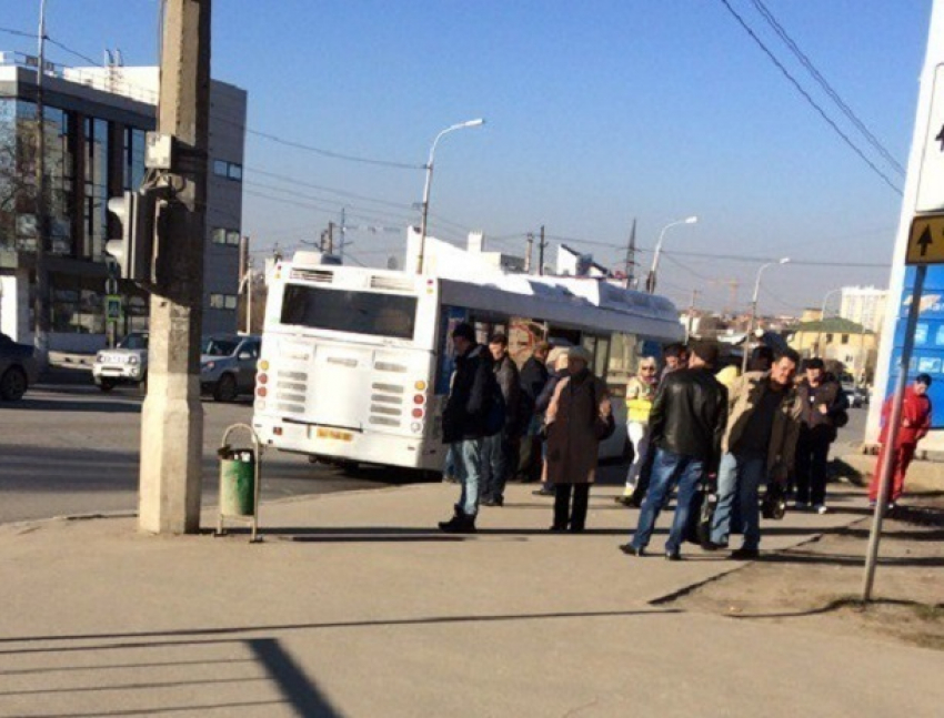 Выхлопная труба отвалилась у нового автобуса «Питеравто» в Волгограде