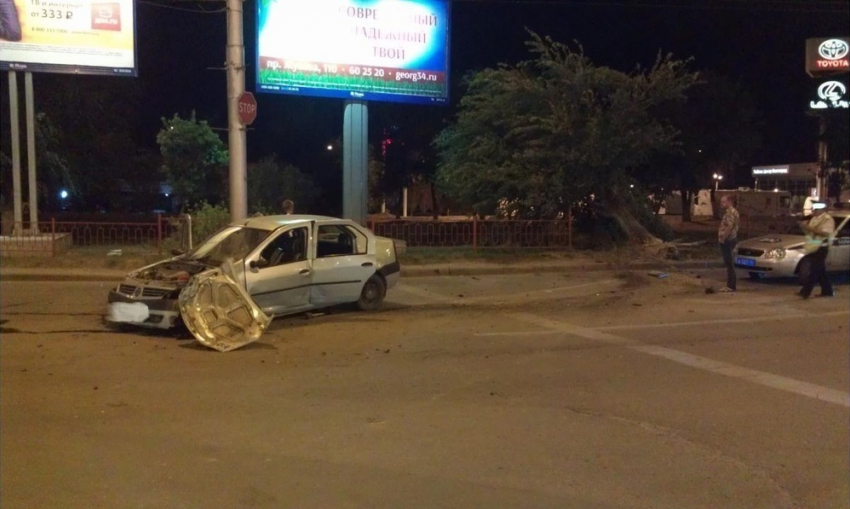 В Волгограде в ДТП с Renault пострадал 35-летний пассажир