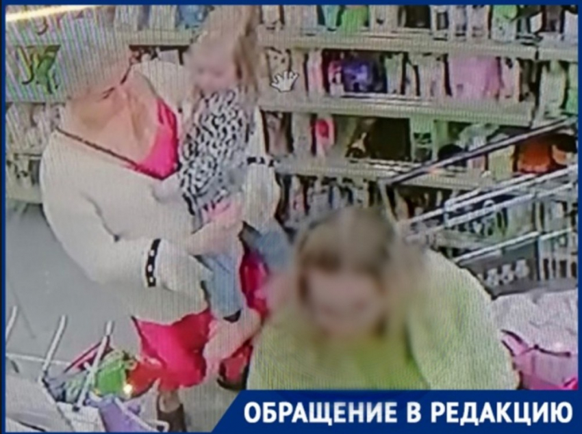 Волгоградка с ребенком на груди украла телефон в ТЦ: видео