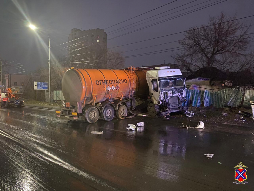 Авария с бензовозом перекрыла движение в Волгограде 