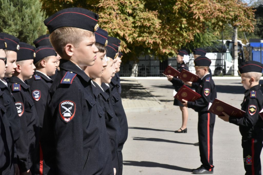 Юных волгоградцев при генерал-лейтенанте полиции Кравченко посвятили в кадеты 