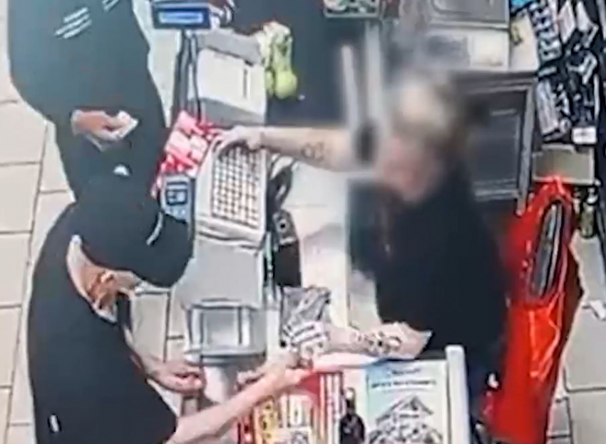 Ворующая деньги из кассы продавщица попала на видео в Волгограде