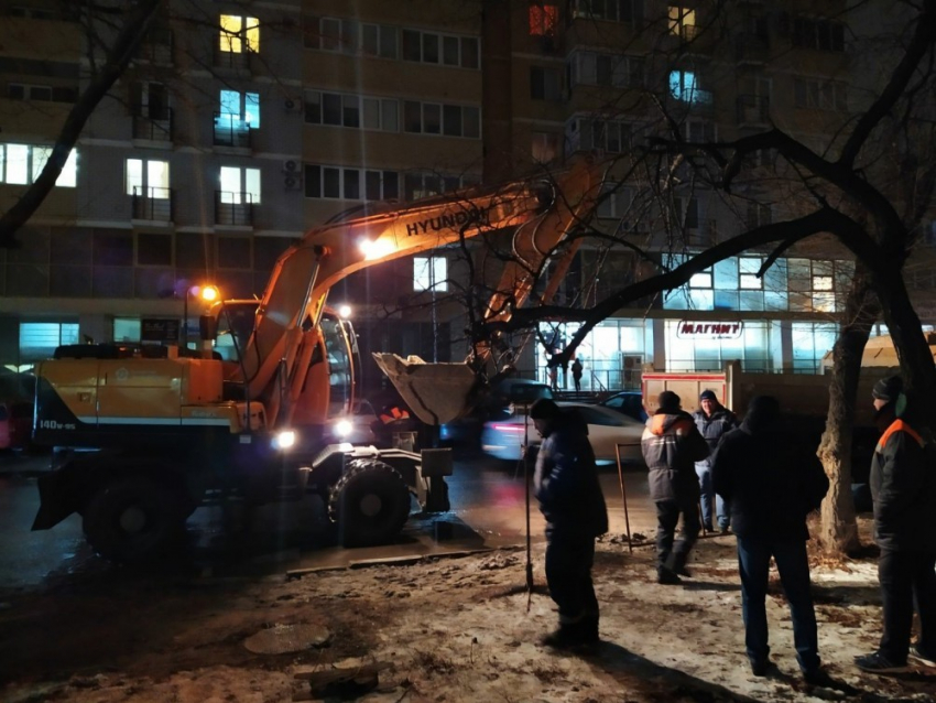 В Ворошиловском районе залатанная коммунальщиками труба лопнула в другом месте