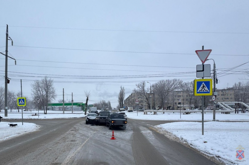 Двое детей пострадали в столкновении трех авто в Волгограде 