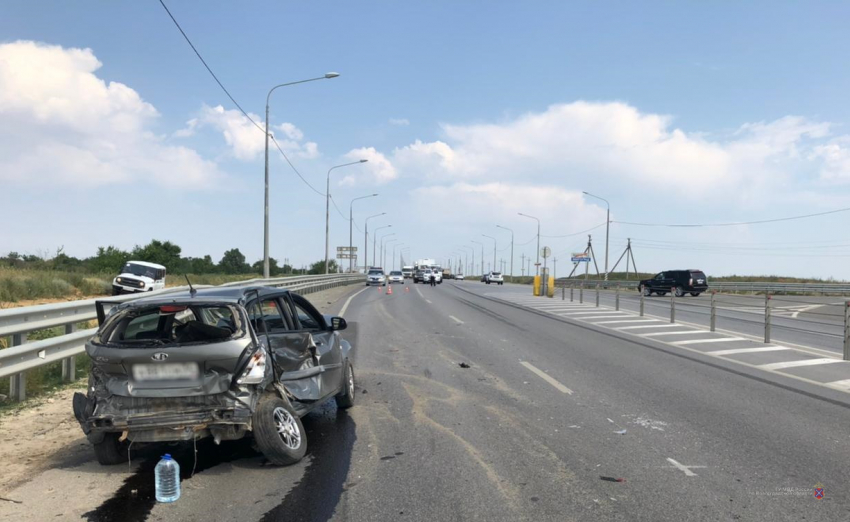 Муж и жена пострадали в лобовом ДТП с КамАЗ в Волгограде: видео