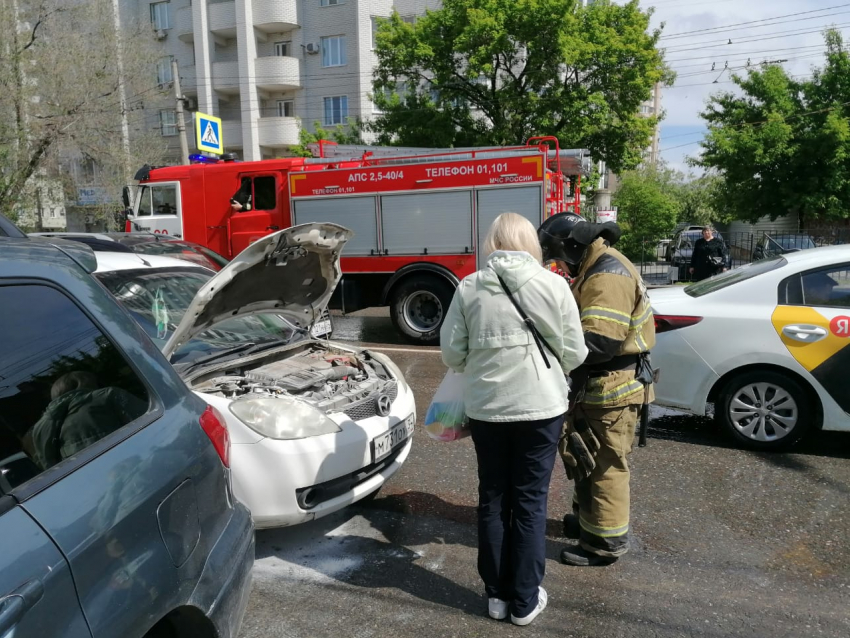 Mazda задымилась посреди дороги в Ворошиловском районе Волгограда