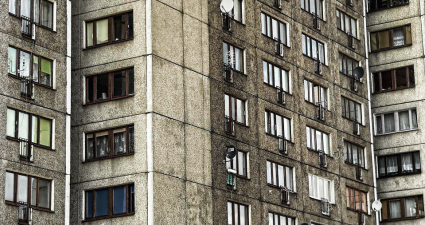 В Волгограде выпавший из окна высотки парень поставил на кон пять тысяч рублей