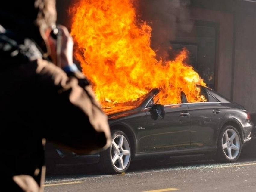 В Волгоградской области сгорели Mercedes и «шестерка»