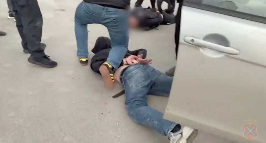 Силовики уложили лицом в асфальт троих волгоградцев: видео 