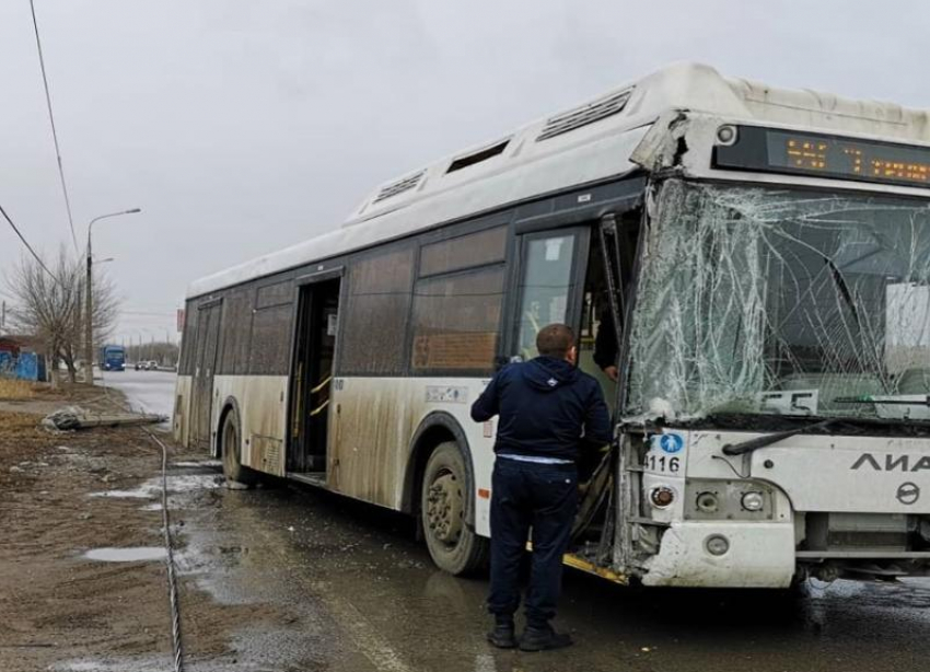 Снес столб пассажирский автобус №55 в Волгограде