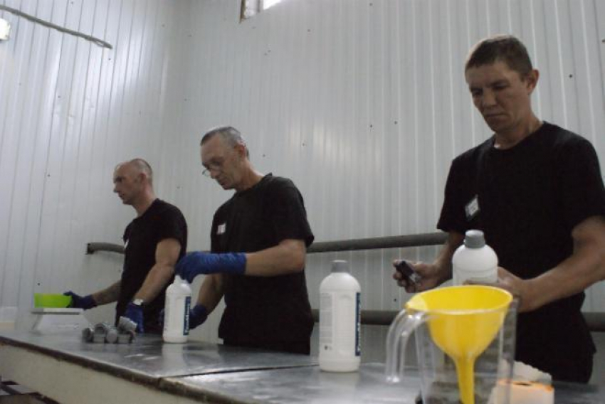 В колонии Волгограда осужденные выпускают антисептики, автошампуни и жидкое мыло 