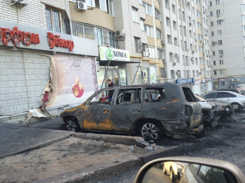 В Волгограде ночью сгорело три иномарки и «девятка»