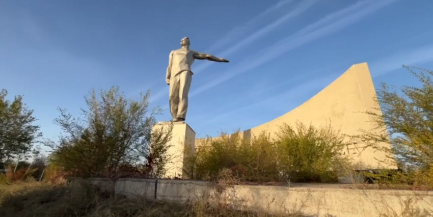 Семья из Белгорода устроила уборку у памятника и пристыдила волгоградских чиновников