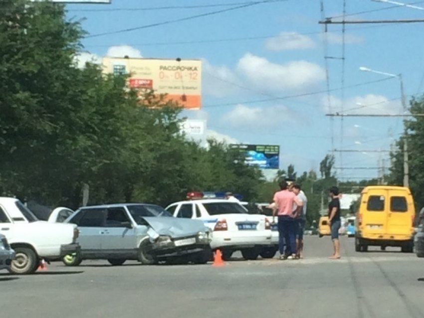 В центре Волгограде «девятка» протаранила Mazda: 2 пострадали