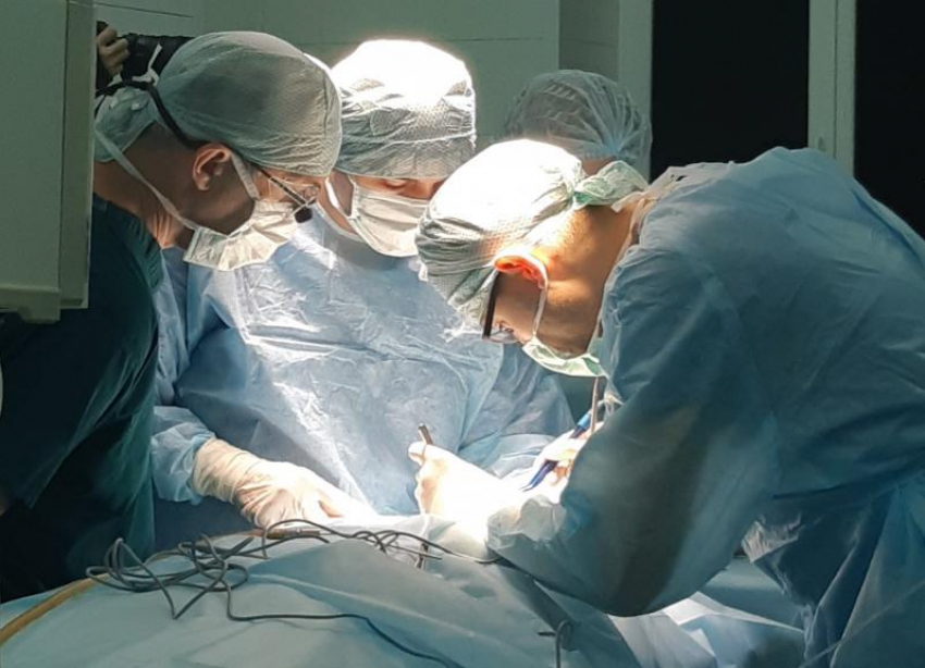 Уникальную операцию по спасению женщины от застарелой болезни провели врачи  в Волгограде