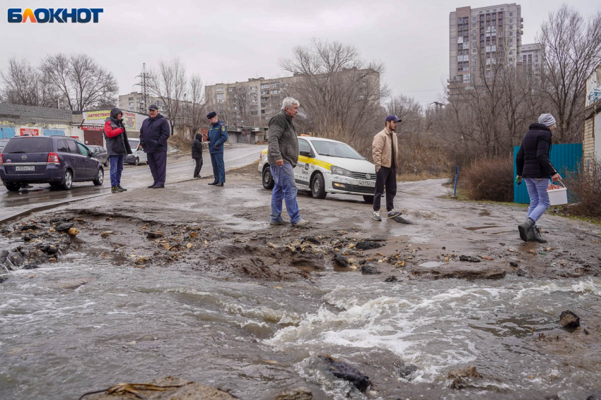 Список самых жутких ям составили для дорог Волгограда: «В каждой луже потенциальный вход в метро»