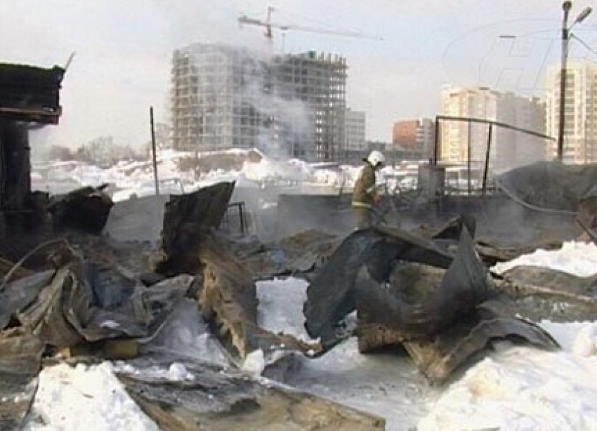 В городе-спутнике Волгограда тушили территорию ЗАО «Стройкат»