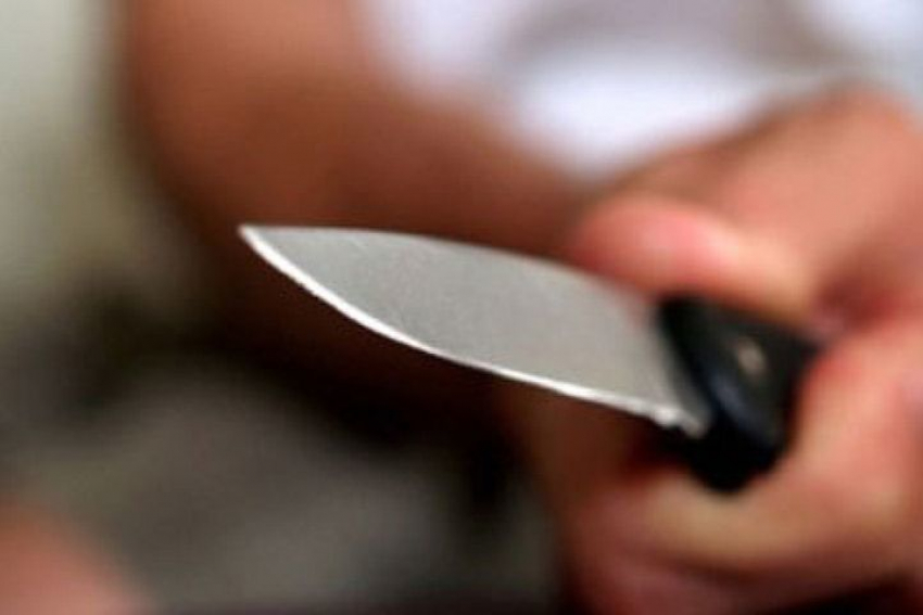 Под Волгоградом на турбазе 25-летний парень ударил ножом незнакомца