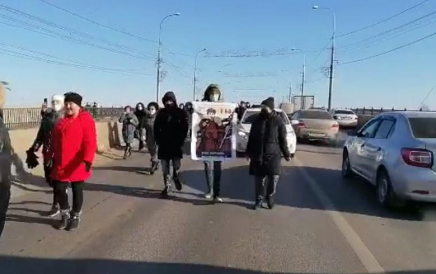 Обманутые дольщики перекрыли дорогу на юге Волгограда: город встал в пробку