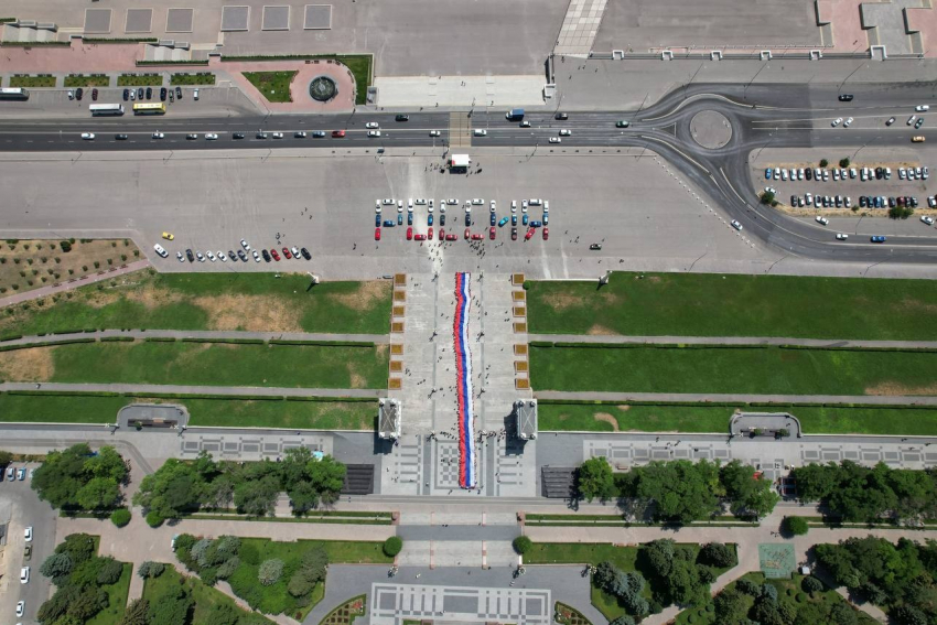 Волгоградцы 12 июня выстроили слово «Россия» из десятков машин в цветах триколора