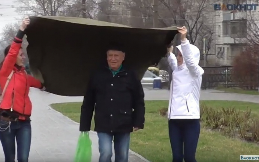 В Волгограде активисты спасали от дождя прохожих в парке им. Саши Филиппова 