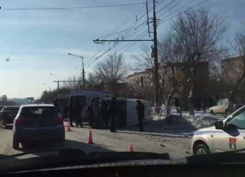 Лихачка на Nissan перевернула маршрутку №110 на западе Волгограда