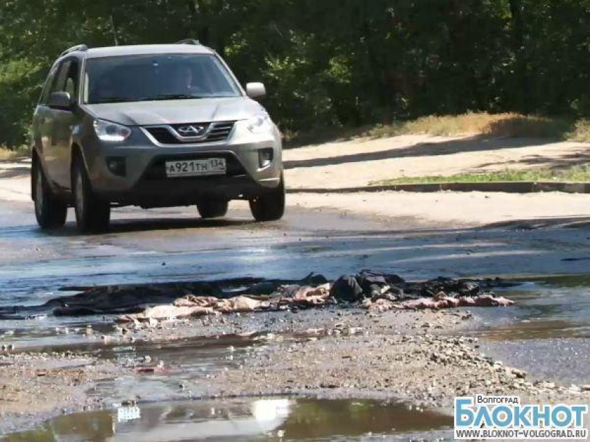 Новый способ ремонта дорог в Волгограде - коврами и тряпками