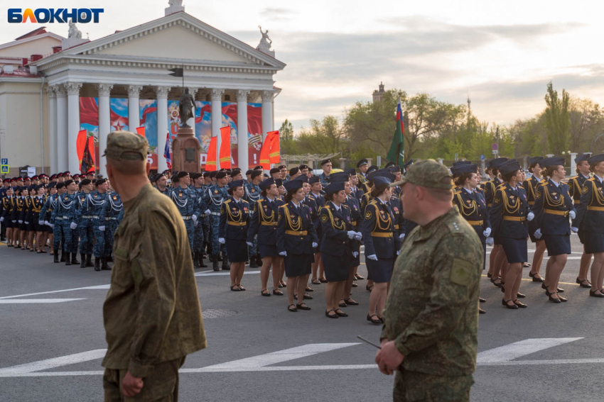 Репетиция парада Победы собрала толпы туристов в центре Волгограда   