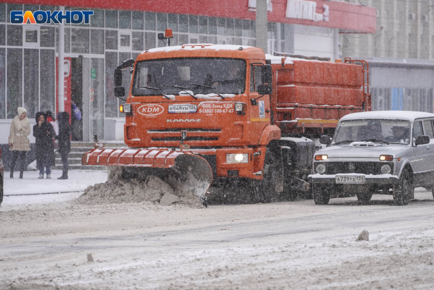 Мэрия Волгограда бросила колонну спецтехники на борьбу с декабрьским снежком
