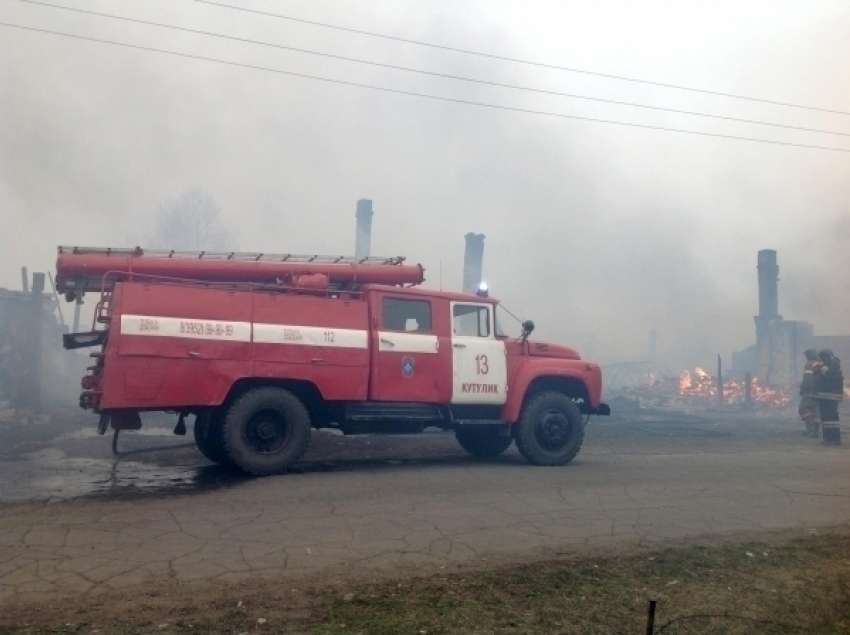 Спасатели эвакуировали 40 человек из пожара на севере Волгограда