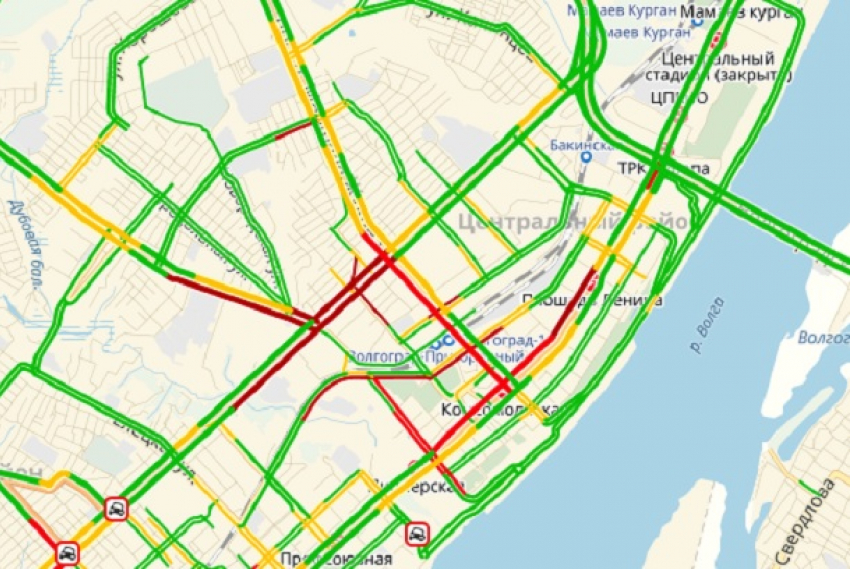 Центр Волгограда парализовали пробки и заторы 