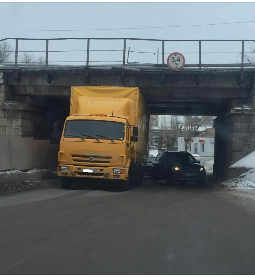 Застрявший под путепроводом КамАЗ парализовал движение в Ворошиловском районе 