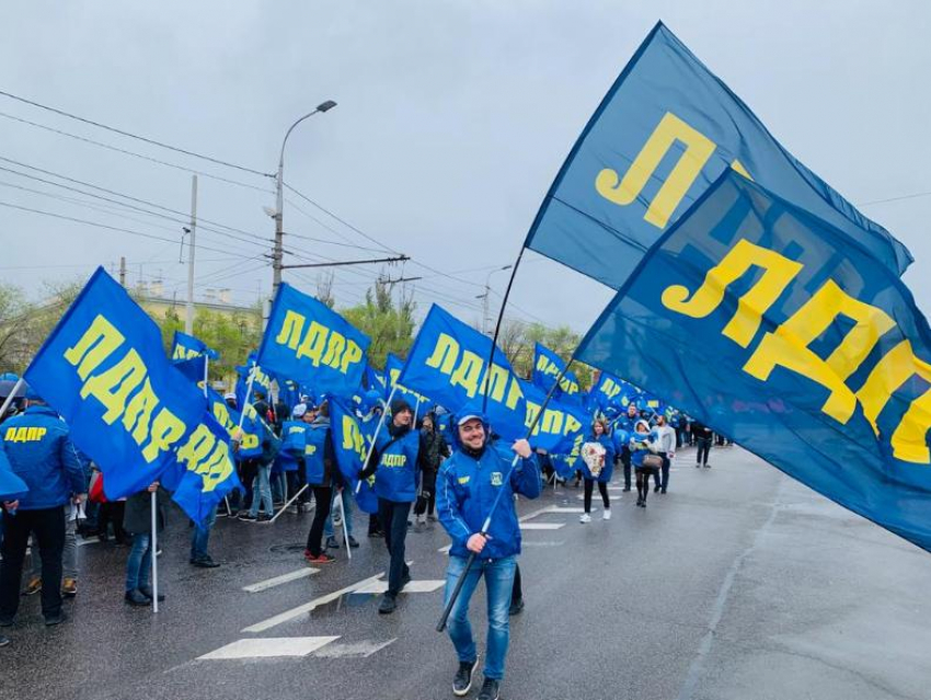 Более 1000 человек вышли под флагами ЛДПР на праздновании Первомая в Волгограде