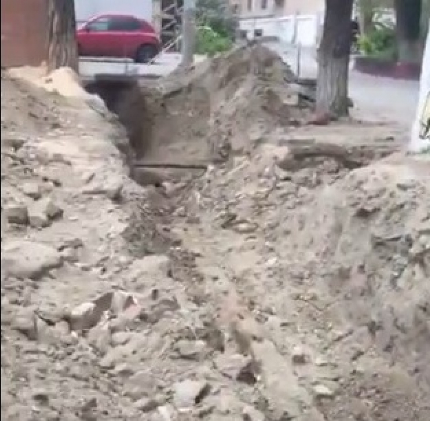 Позорные «кротовьи ходы» в 3 минутах ходьбы от мирового музея возмутили волгоградку