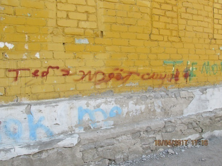 Надпись «Тебя ждет смерть» появилась под окном семьи из Волгограда после покушения 