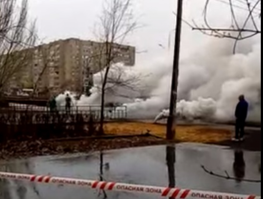 Четыре дымовые шашки: в Волжском оцепили место гибели прохожих после провала теплотрассы