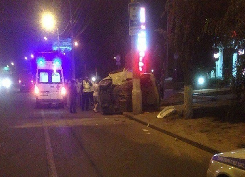 На севере Волгограда иномарка обняла столб и перевернулась