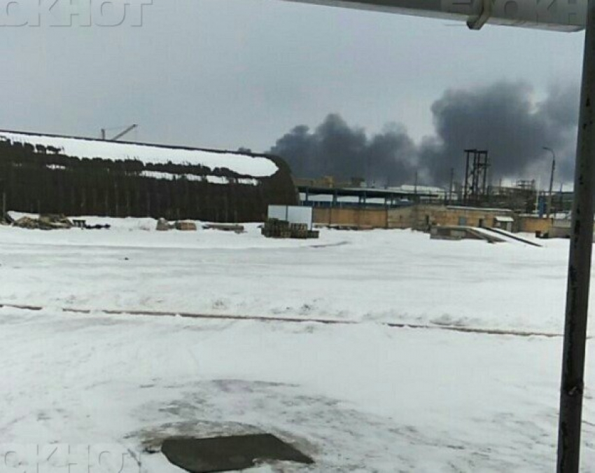 В Волгограде потушили крупный пожар на складе 