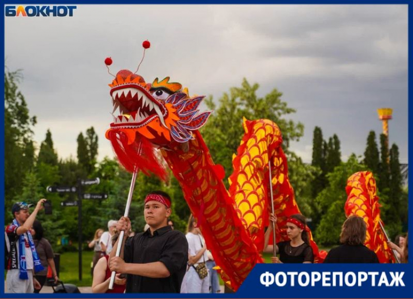 Три десятиметровых дракона прошествовали по центру Волгограда