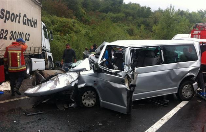 Волгоградский микроавтобус протаранил грузовик из Саратова: 8 пострадавших