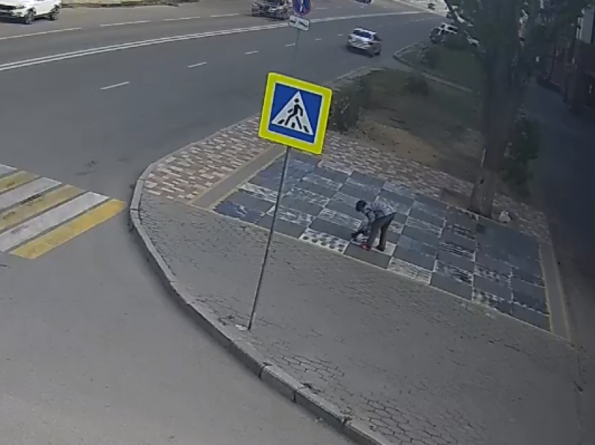 Красящая тротуар в центре Волгограда пенсионерка попала на видео