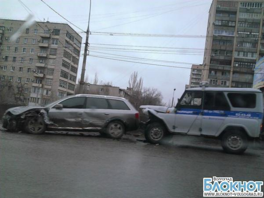 На юге Волгограда столкнулись иномарка и машина ППС