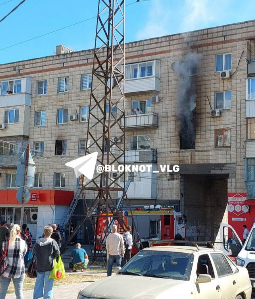 Пожар в 5-этажке попал на видео в Волгограде