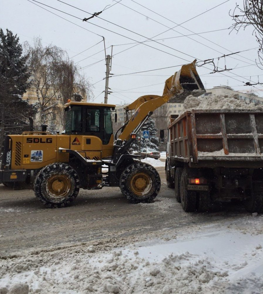 В Волгоградской области спецтехника расчищает снег круглосуточно