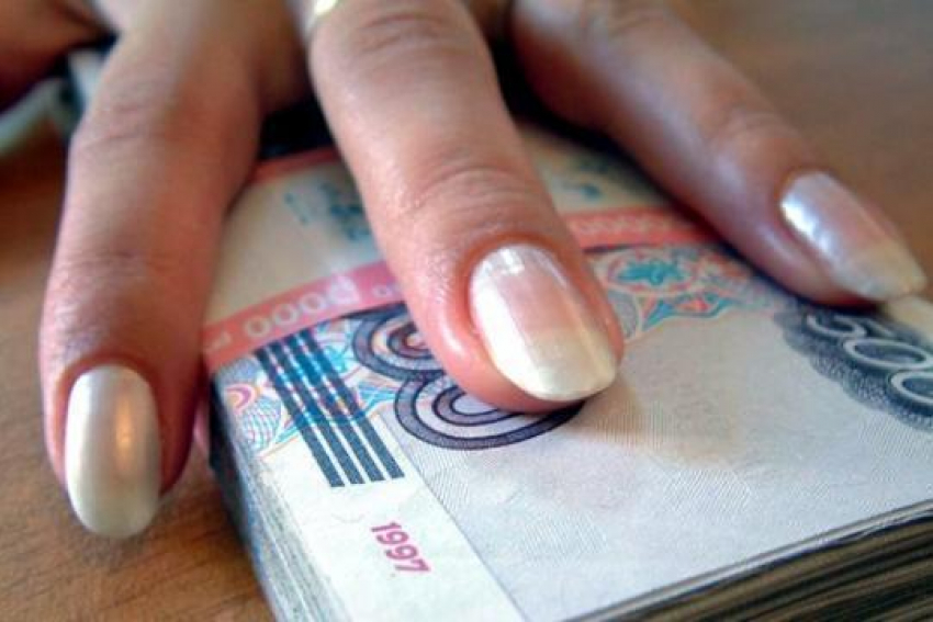Под Волгоградом чиновницу осудят за мошенничество в крупном размере