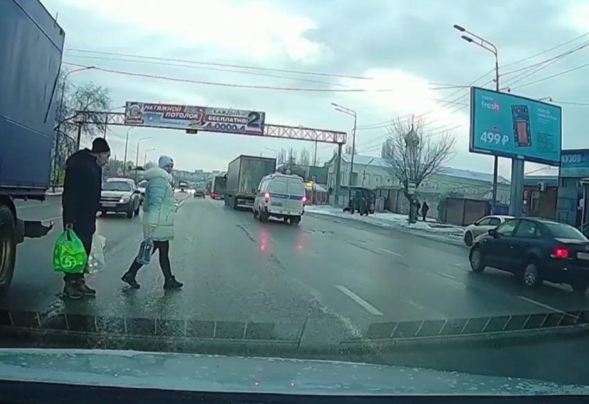 Бессмертные пешеходы попали на видео на месте смертельного наезда в Волгограде